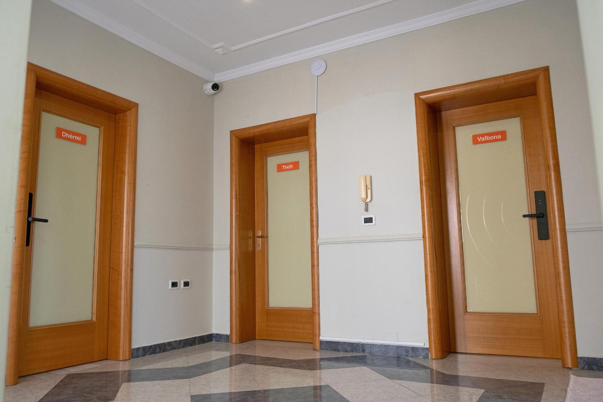 Mandarine Hostel Тирана Екстериор снимка