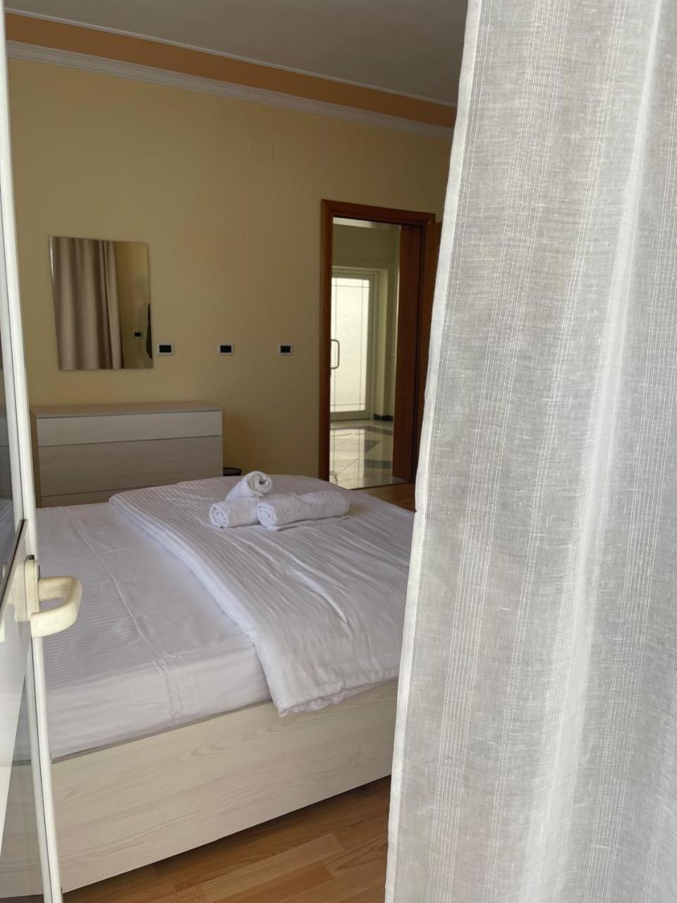 Mandarine Hostel Тирана Екстериор снимка