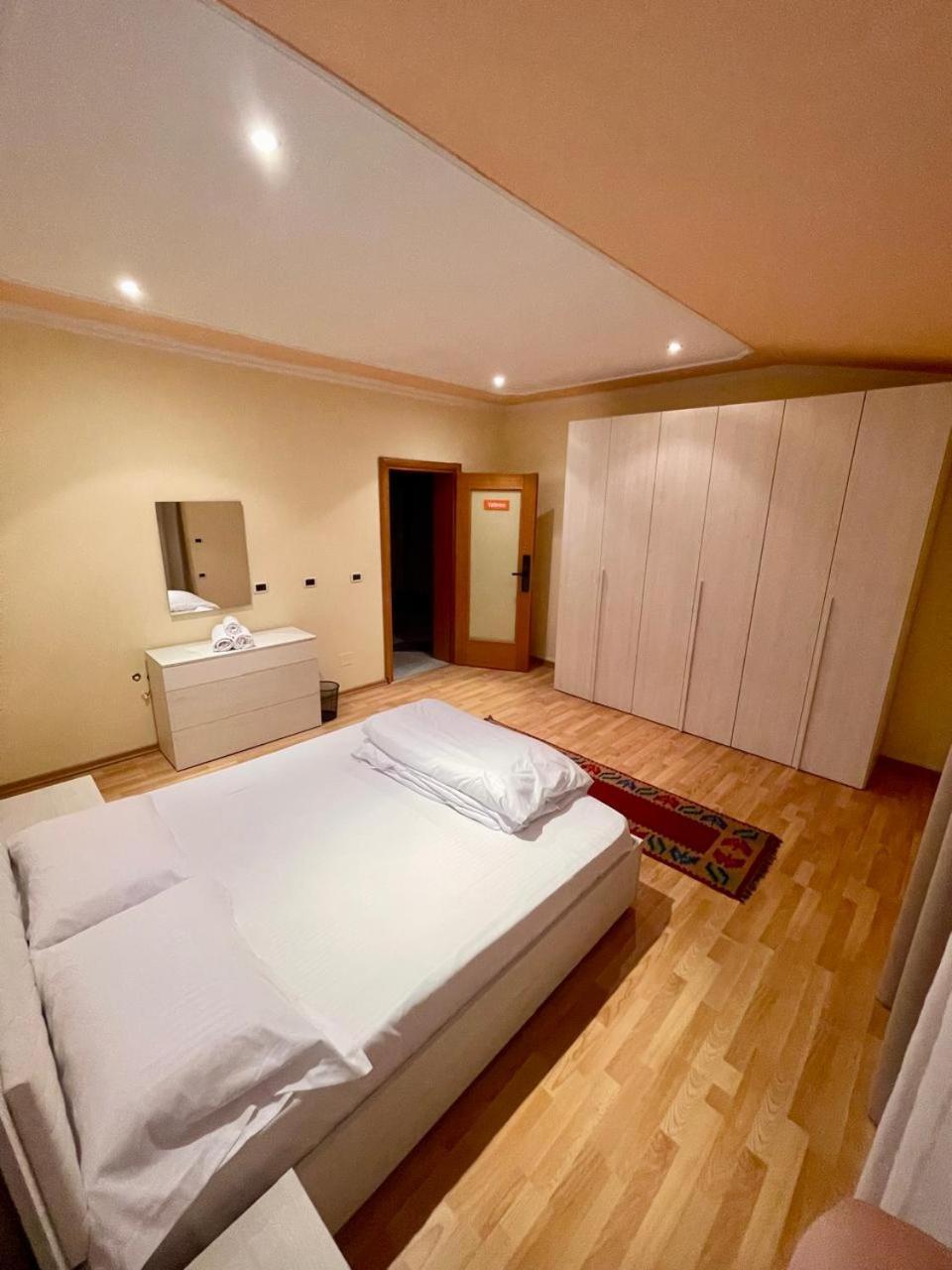 Mandarine Hostel Тирана Екстериор снимка