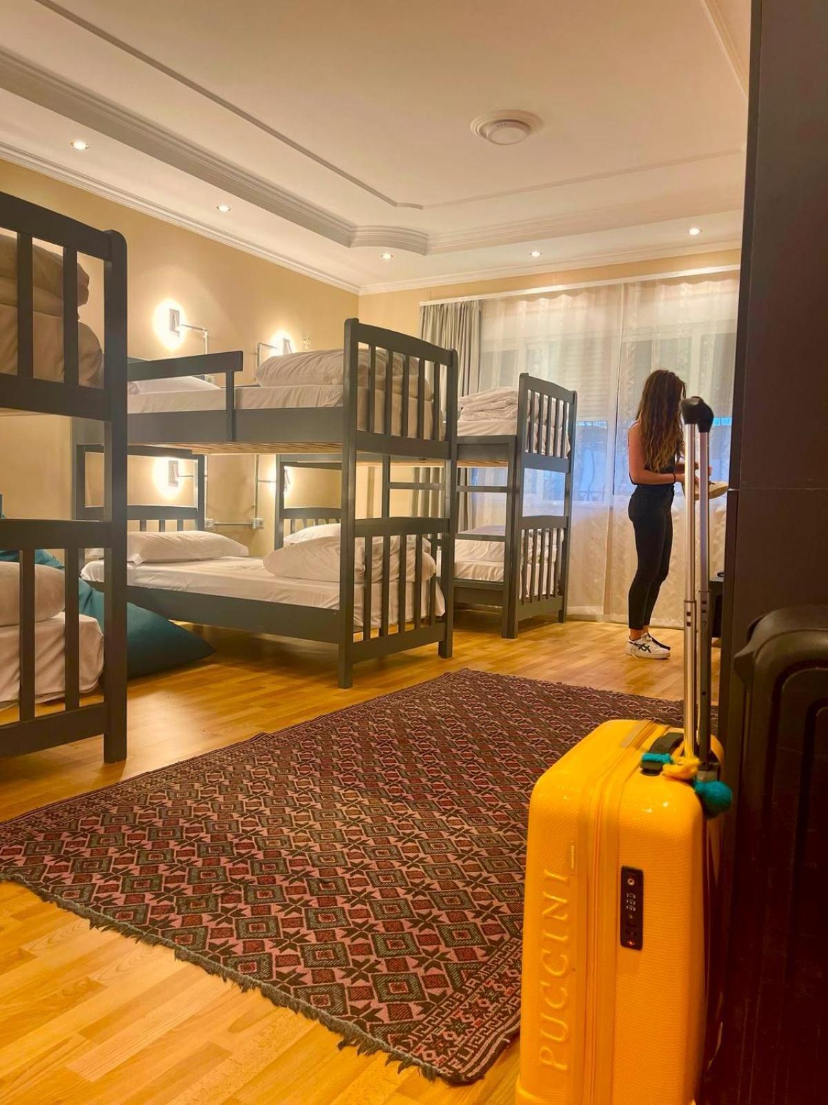 Mandarine Hostel Тирана Екстериор снимка